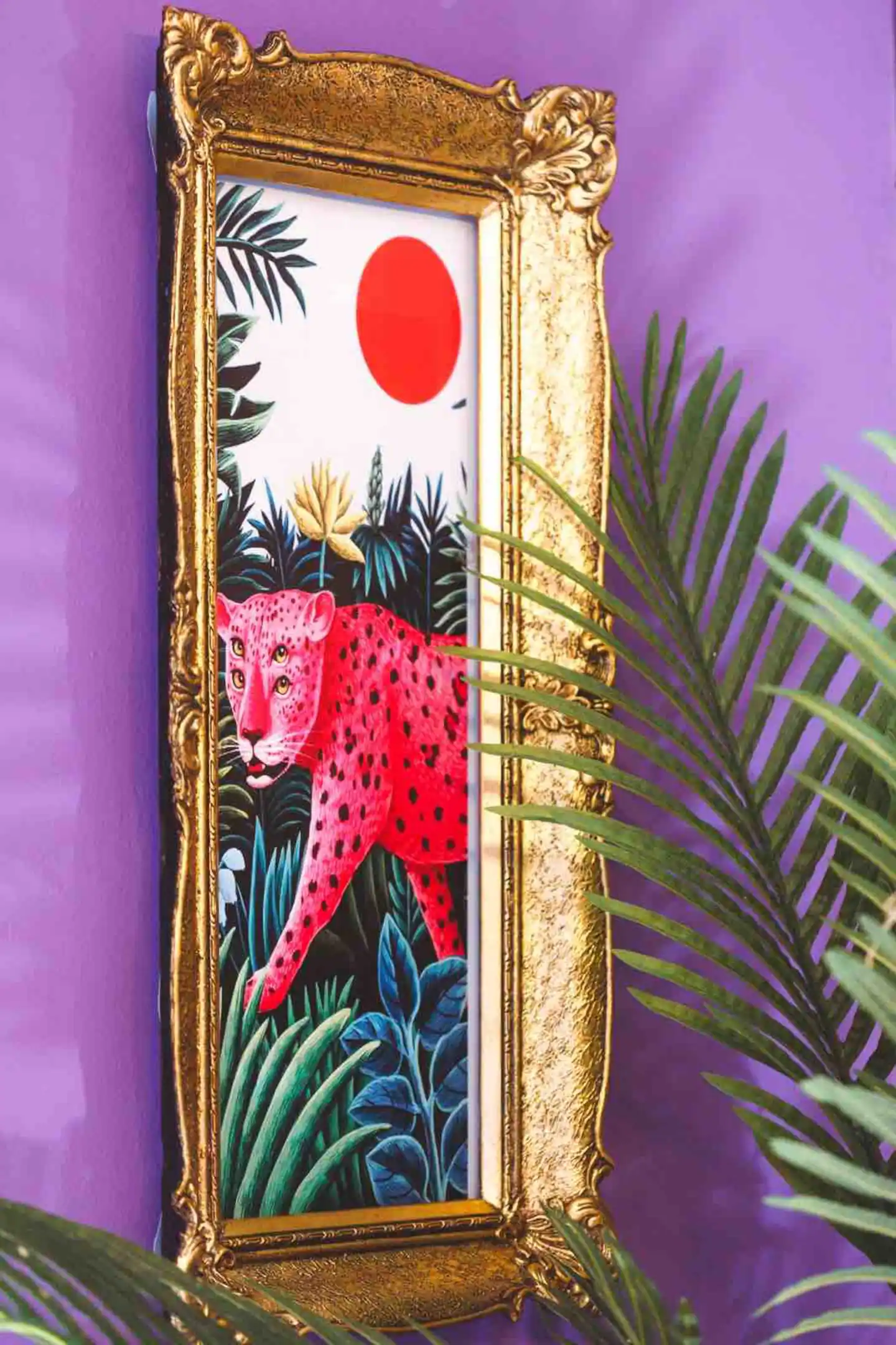 Slika na zidu sa roze leopardom